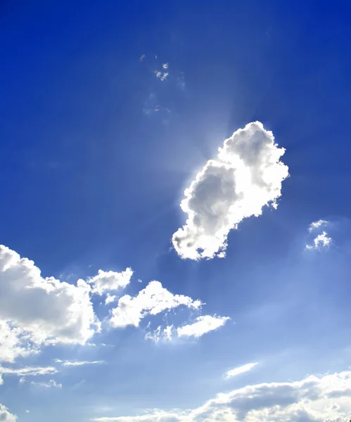 Fond bleu ciel avec des nuages blancs — Photo