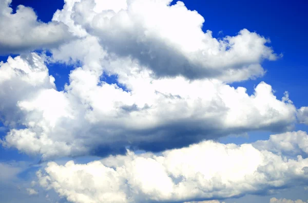 Fond bleu ciel avec des nuages blancs — Photo