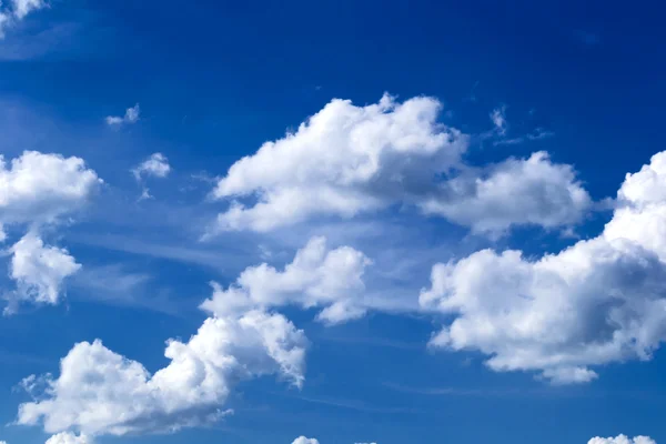 Fond bleu ciel avec des nuages blancs — Photo