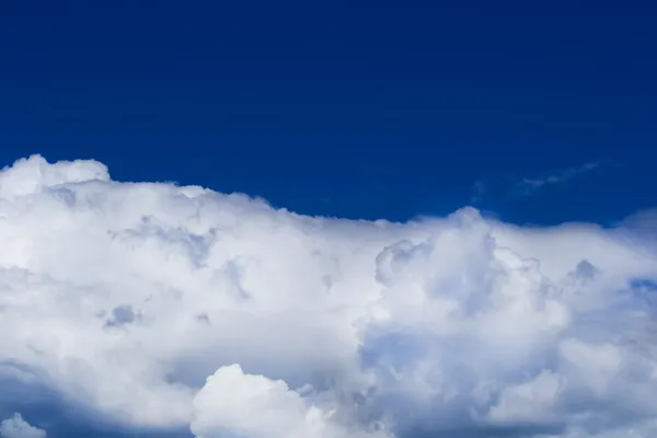 Fond bleu ciel avec des nuages blancs — Photo