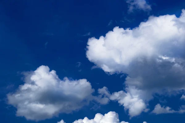 Beyaz bulutlu mavi gökyüzü arkaplanı — Stok fotoğraf