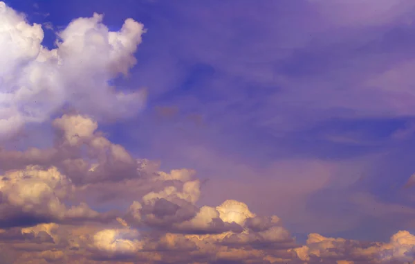 Blauer Himmel Hintergrund mit weißen Wolken — Stockfoto