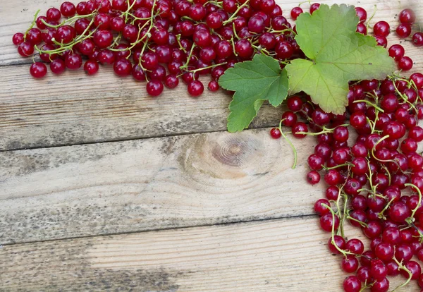 Currants on a dark wood background. toning. selective — Stock Photo, Image