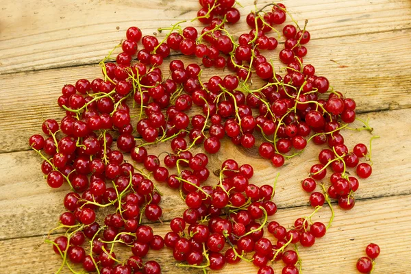 Red currant on a wooden table — Stock Photo, Image