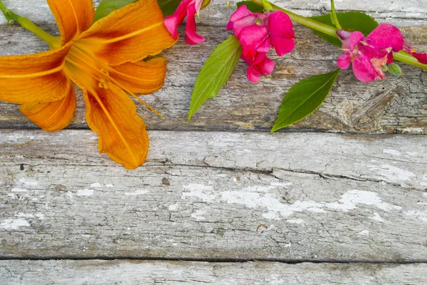 Wooden background with flowers and copy space — Stock Photo, Image