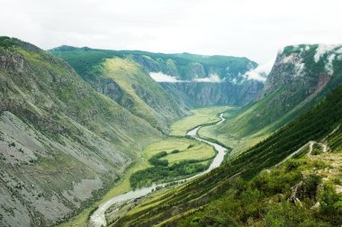 bulutlar dağ aralığı boyunca