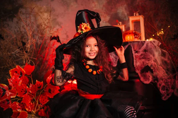 Egy Kislány Aki Sidin Boszorkánynak Öltözött Sötét Háttérrel Készüljetek Mindenszentek — Stock Fotó