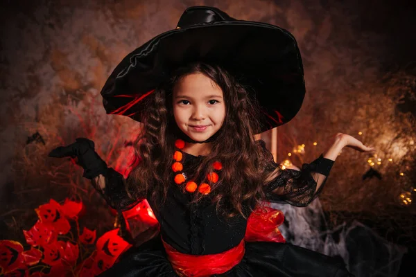 Uma Menina Traje Bruxa Fundo Sombrio Assusta Pessoas Preparar Para — Fotografia de Stock