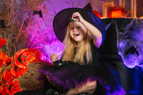 Kasvetli Bir Arka Planda Cadı Gibi Giyinmiş Tatlı Sarışın Kız — Stok fotoğraf