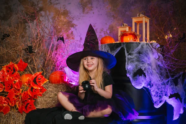 Egy Kis Aranyos Szőke Lány Boszorkánynak Öltözve Sötét Háttérrel Dekorációk — Stock Fotó