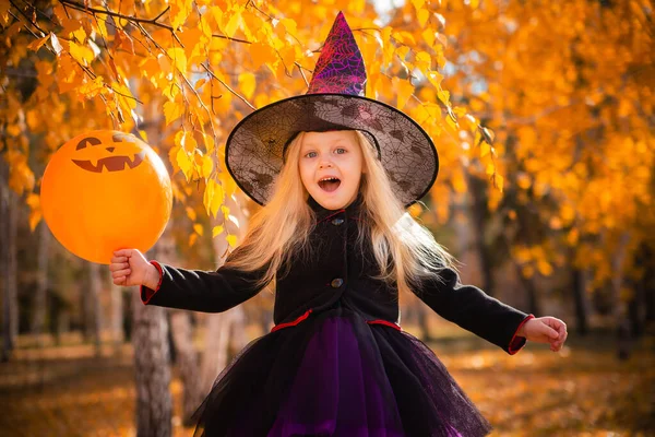 Маленька Мила Блондинка Одягнена Відьма Тримає Оранжеву Кульку Парку Восени — стокове фото