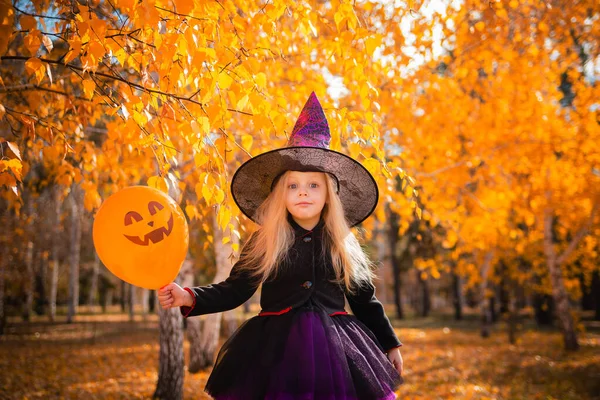 Niña Rubia Linda Vestida Como Una Bruja Sosteniendo Globo Naranja — Foto de Stock