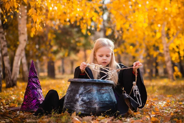 Маленькая Симпатичная Блондинка Одетая Ведьма Играет Скелетами Парке Осенью Награды — стоковое фото