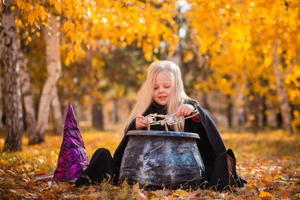 Egy Aranyos Szőke Lány Boszorkánynak Öltözve Csontvázakkal Játszik Parkban Ősszel — Stock Fotó