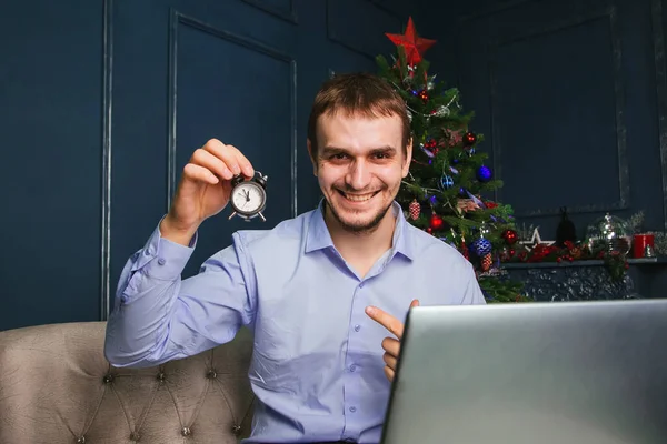 Yılbaşı Gecesi Dizüstü Bilgisayarda Çalışan Bir Adam Bir Noel Ağacının — Stok fotoğraf