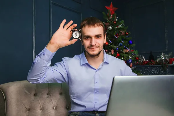 Yılbaşı Gecesi Dizüstü Bilgisayarda Çalışan Bir Adam Bir Noel Ağacının — Stok fotoğraf