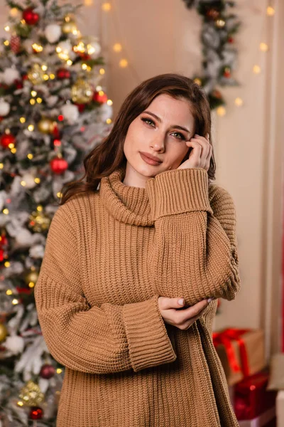 Una Hermosa Chica Suéter Caliente Sobre Fondo Árbol Año Nuevo — Foto de Stock