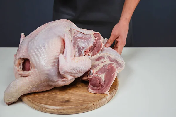 Mani Maschili Tagliano Carcassa Grande Tacchino Una Tavola Legno Carne — Foto Stock