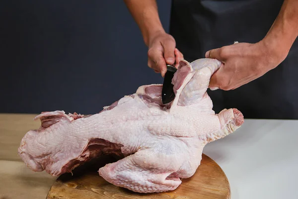 Mani Maschili Tagliano Carcassa Grande Tacchino Una Tavola Legno Carne — Foto Stock