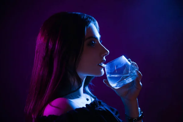 Una Giovane Donna Buio Club Beve Bicchiere Ragazza Luce Blu — Foto Stock