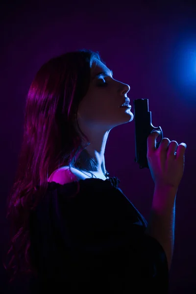 Молодая Женщина Темноте Клубе Держит Пистолет Вечеринка Голубом Розовом Свете Стоковая Картинка
