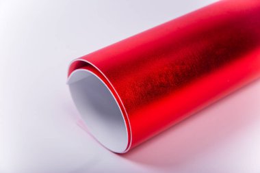 Yaratıcılık için bir rulo kırmızı parlak kağıt. Çiçekler için İsolon. el yapımı yumuşak malzeme