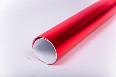 Yaratıcılık için bir rulo kırmızı parlak kağıt. Çiçekler için İsolon. el yapımı yumuşak malzeme