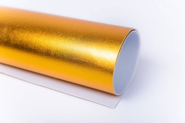 Yaratıcılık için bir rulo altın kağıt. Çiçekler için İsolon.