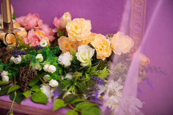 Composición Flores Artificiales Tonos Amarillo Violeta Decoración Para Celebración — Foto de Stock