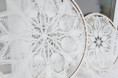 Beyaz hasır rüya yakalayıcılar penceredeki tahta çerçeve standında. İç elementler