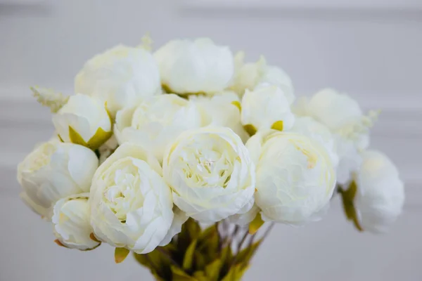 Ramo Flores Artificiales Blancas Encuentra Jarrón Contra Una Pared Blanca — Foto de Stock