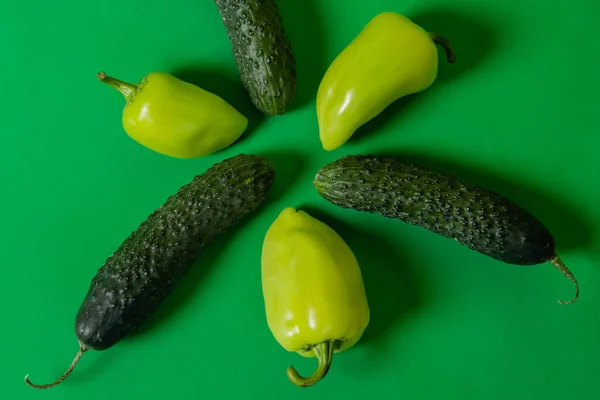 Огурцы Перец Лежат Зеленом Фоне Здоровое Питание Вегетарианство — стоковое фото