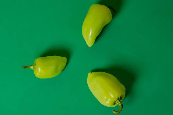 Pimentas Jazem Sobre Fundo Verde Comida Saudável Vegetarianismo — Fotografia de Stock