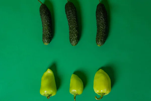 Огірки Перець Лежать Зеленому Тлі Здорова Їжа Вегетаріанства — стокове фото