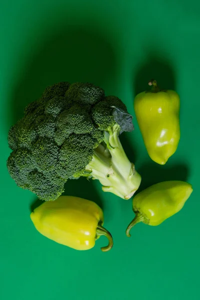 Λάχανο Μπρόκολο Και Πιπέρι Βρίσκονται Πράσινο Φόντο Υγιεινή Τροφή Χορτοφαγία — Φωτογραφία Αρχείου