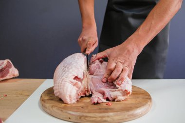 Erkek eli, bir hindi göğsünü bıçakla kesti. Kümes hayvanı leşi. diyet eti