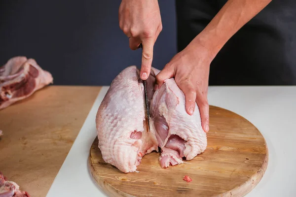 Mężczyzna Pociął Pierś Indyka Nożem Tusza Mięsa Drobiowego Mięso Dietetyczne — Zdjęcie stockowe