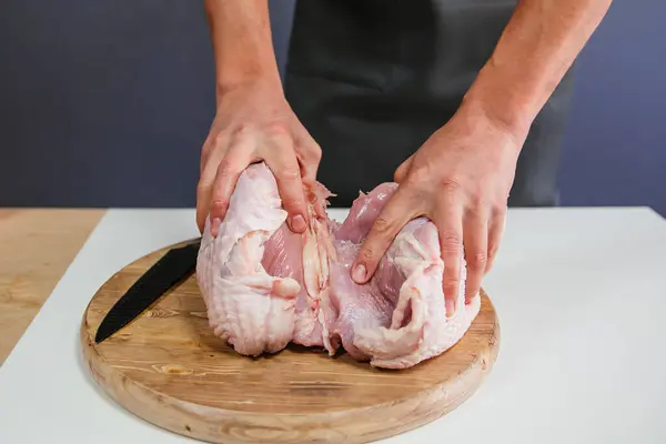 Mužské Ruce Řežou Krůtí Prsa Nožem Zdechlina Drůbežího Masa Dietní — Stock fotografie