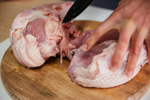 Mani Maschili Tagliano Petto Tacchino Con Coltello Carcassa Carne Pollame — Foto Stock