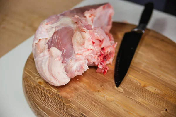 Las Manos Masculinas Cortan Una Pechuga Pavo Con Cuchillo Carne — Foto de Stock