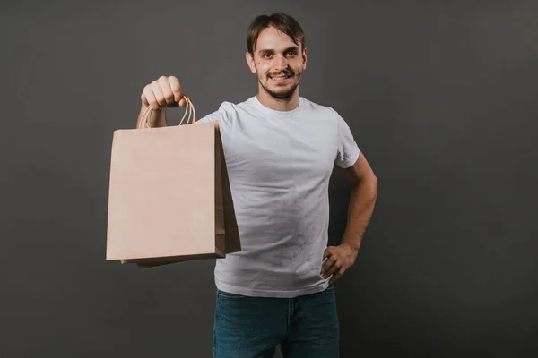 Een Man Een Wit Shirt Met Een Papieren Zak Zijn — Stockfoto