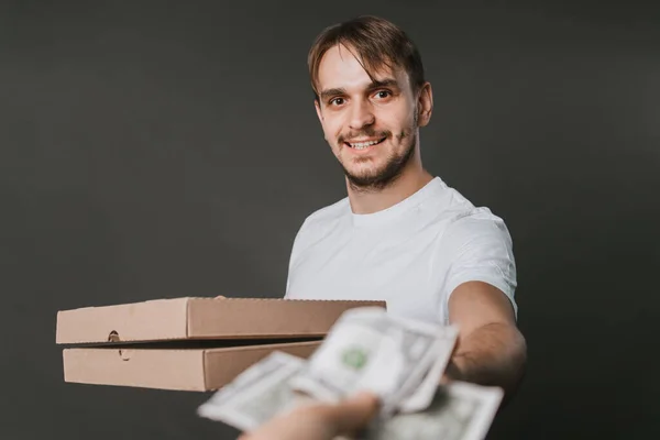 Jovem Com Sorriso Uma Camiseta Branca Com Caixas Quadradas Pizza — Fotografia de Stock