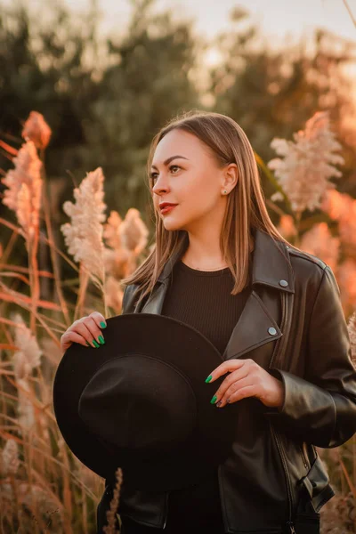 Stylish Girl Hat Leather Jacket Outdoors Autumn Image — Stock Photo, Image