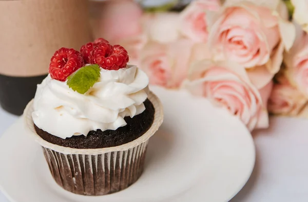 Шоколадный Кекс Сливками Малиной Белой Тарелке Вкусный Торт — стоковое фото