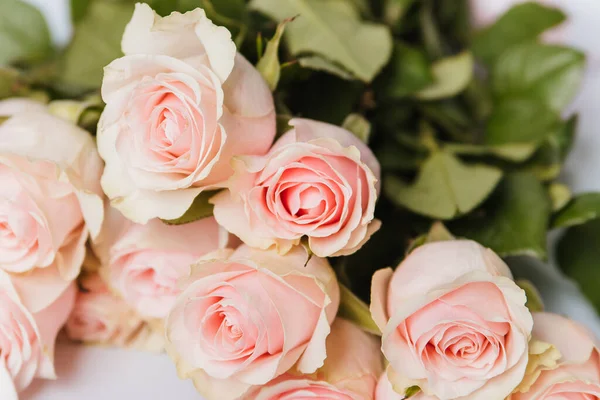 Las Rosas Rosadas Yacen Sobre Una Mesa Blanca Ramo Flores — Foto de Stock