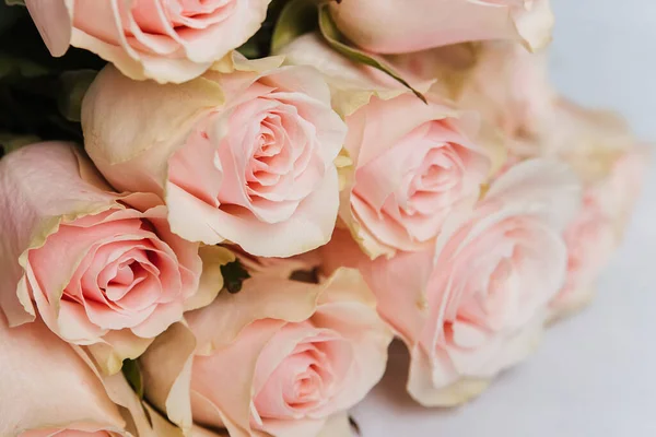 Las Rosas Rosadas Yacen Sobre Una Mesa Blanca Ramo Flores — Foto de Stock