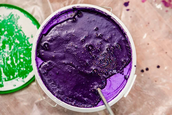 紫色の壁の塗料 修理のための塗料のバケツの中で攪拌 フクシア色 — ストック写真