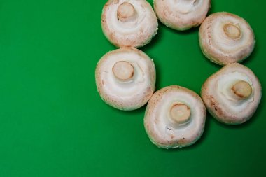 Yeşil arka planda Şampiyon mantarları.