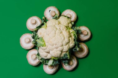 Beyaz karnabahar ve yeşil arka planda şampiyonlar. Vejetaryen yemeği.