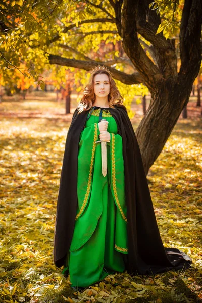 Beautiful Girl Medieval Green Dress Gold Braid Holds Dagger Her — Stock Photo, Image